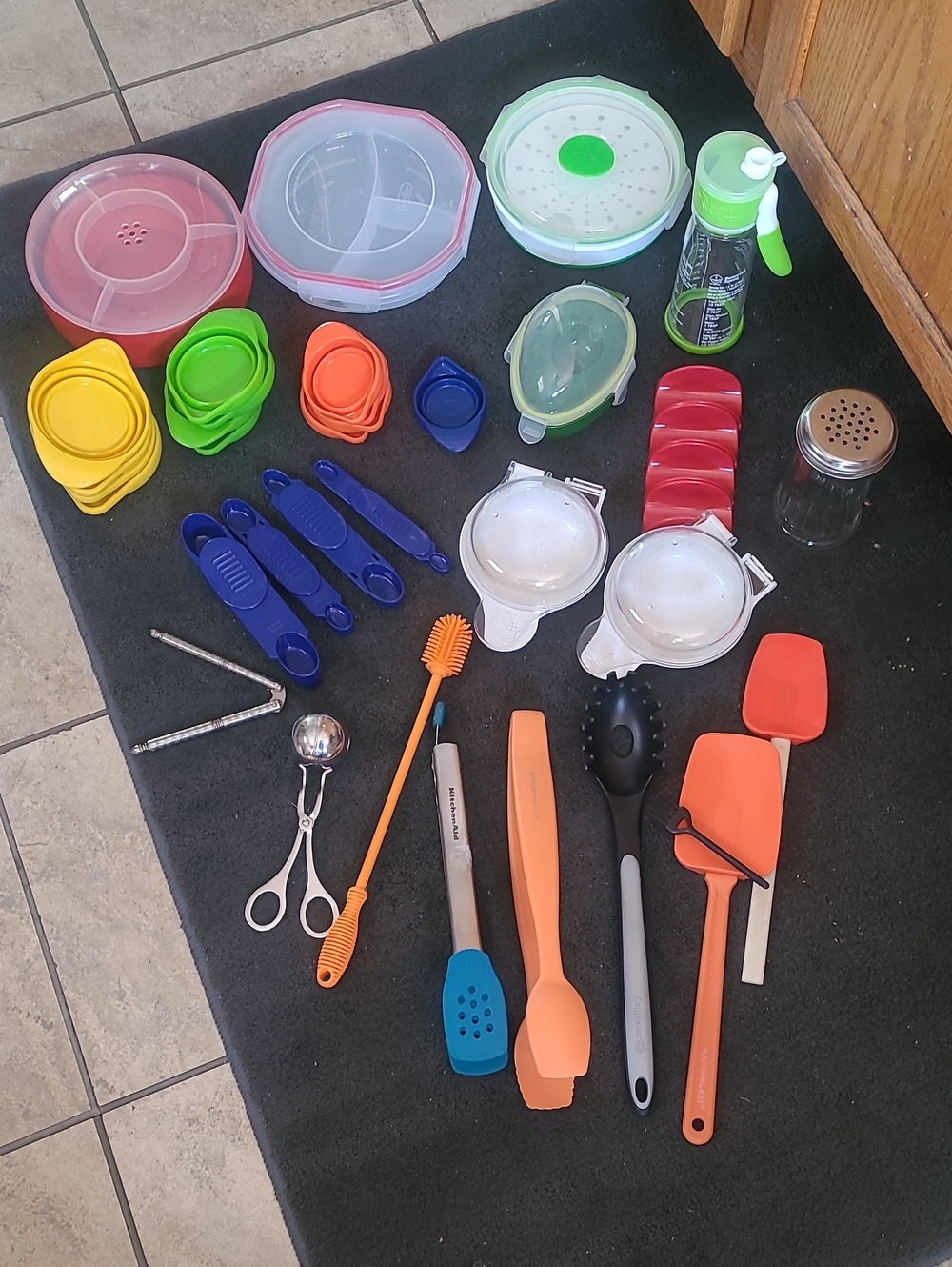 35 Piece Mixed Lot Of Kitchen Items